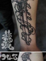 男生手臂经典的宝剑与荆条纹身图片