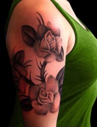 女性手臂时尚的花朵纹身
