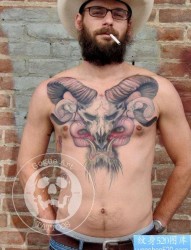 男生前胸霸气超酷的羊头纹身图片