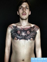 男生前胸超酷流行的唐狮纹身图片
