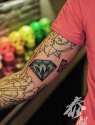 手臂精美流行的彩色钻石纹身图片