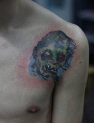 男生肩膀处另类超酷的僵尸纹身图片