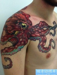 男生肩膀处帅气经典的章鱼纹身图片