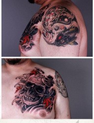 男生手臂八卦鱼与胸前骷髅纹身图片