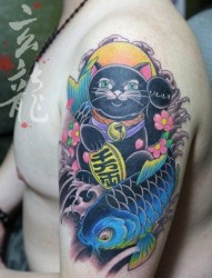 男生手臂前卫流行的招财猫纹身图片