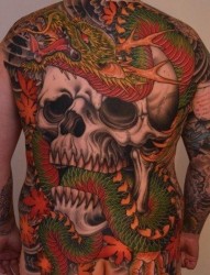 男生背部经典超酷的满背骷髅蛇纹身图片