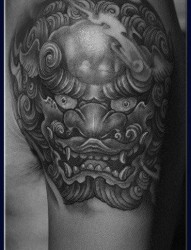 手臂前卫流行的一张黑白唐狮子纹身图片