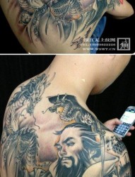 男生肩背很帅的帝王戏龙图纹身图片