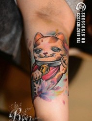 手臂内侧经典流行的招财猫纹身图片