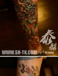 腿部流行很酷的唐狮子纹身图片