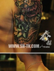 手臂帅气很酷的唐狮子纹身图片