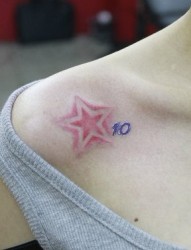 女性纹身图片：肩部彩色五角星纹身图案