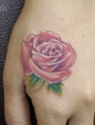 女性纹身图片：手背彩色玫瑰纹身图案