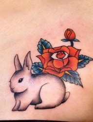 纹身图库：小白兔玫瑰纹身图片图案