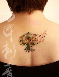 背部好看流行的树纹身图片