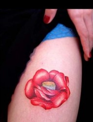 腿部红色花卉纹身图片图案