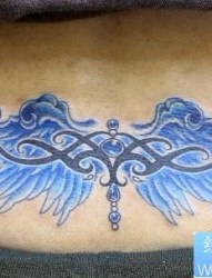女性纹身图片：腰部彩色翅膀图腾纹身图案