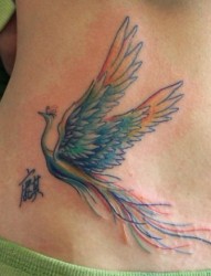 女性纹身图片：腰部彩色小鸟凤凰纹身图案