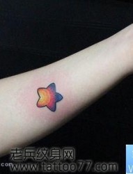 女人喜欢的彩色五角星纹身图片