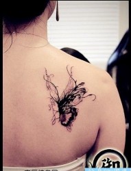 流行唯美的肩部蝴蝶纹身图片