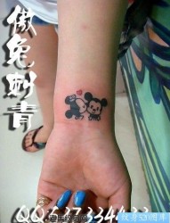 美女手臂可爱的图腾米老鼠纹身图片