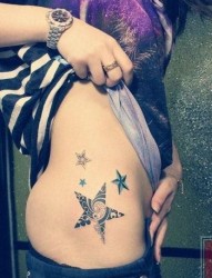 女人腰部精美时尚的五角星纹身图片