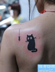 女人肩背可爱流行的图腾猫咪纹身图片
