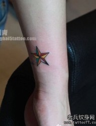 女孩子手臂彩色小巧的五芒星纹身图片