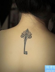 女人背部一张图腾钥匙纹身图片