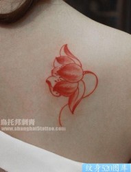 美女肩背精美的莲花纹身图片