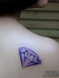 女孩子肩背时尚的彩色钻石纹身图片