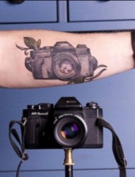 男人手臂照相机刺青