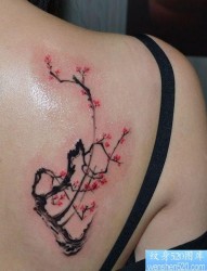 女人背部好看精美的梅花纹身图片