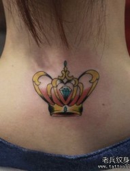 女孩子背部流行时尚的皇冠纹身图片
