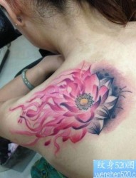 女人肩背一张彩色水墨莲花纹身图片
