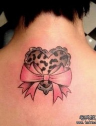 女人喜欢的一张爱心蝴蝶结纹身图片