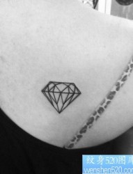 女孩子肩背线条钻石纹身图片