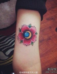 女人手臂漂亮的花卉纹身图片