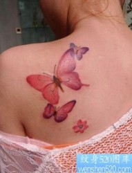 美女背部好看的彩色蝴蝶纹身图片