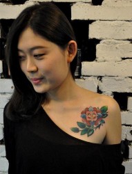 美女肩膀处彩色花卉纹身图片