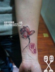 女人手臂唯美漂亮的莲花纹身图片