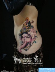 美女腰部唯美好看的象神纹身图片