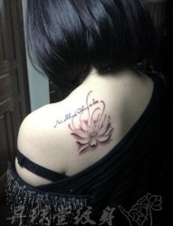 美女肩背唯美优雅的莲花纹身图片