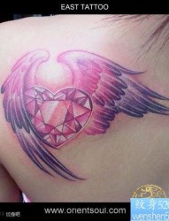 美女肩背流行漂亮的钻石爱心与翅膀纹身图片