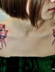 美女肩膀处漂亮流行的蝴蝶结纹身图片