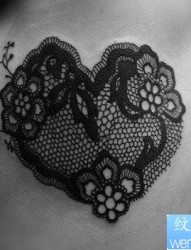 美女胸部流行漂亮的蕾丝爱心纹身图片