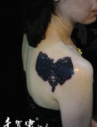 美女肩背流行精美的蕾丝蝴蝶结纹身图片