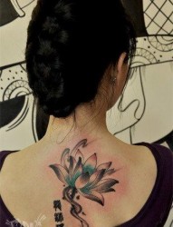 美女后背漂亮流行的莲花纹身图片