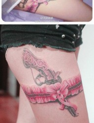 美女腿部流行精美的一张粉色蕾丝与手枪纹身图片