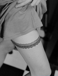 美女腿部前卫性感的蕾丝纹身图片
